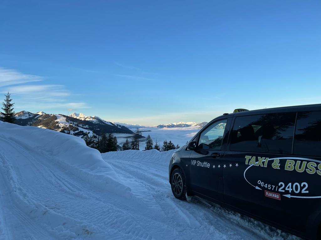 Taxi Fahrzeug im Schnee in Flachau